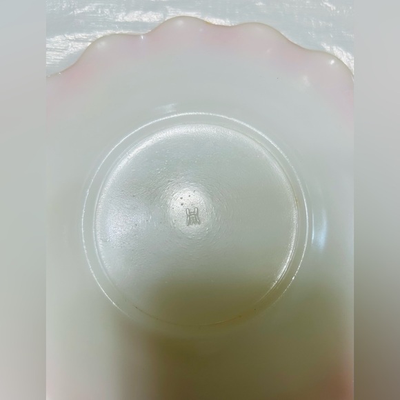 Vintage Hazel Atlas saucer with pink ruffled edge.  Mint condition. - Picture 3 of 3